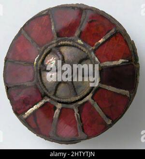 Kunst inspiriert von Disk Brooch, 6. Century, Frankish, Silver, Parcel vergoldet, Folie und Draht, Glaspaste oder Granat, insgesamt: 1 1/16 x 3/8 Zoll (2,7 x 1 cm), Metallarbeiten-Silber, Granate, in der Cloisonné-Technik gearbeitet, prominent in den Luxus-Schmuck der Franken. Juweliere würden, Classic Works modernisiert von Artotop mit einem Spritzer der Modernität. Formen, Farbe und Wert, auffällige visuelle Wirkung auf Kunst. Emotionen durch Freiheit von Kunstwerken auf zeitgemäße Weise. Eine zeitlose Botschaft, die eine wild kreative neue Richtung verfolgt. Künstler, die sich dem digitalen Medium zuwenden und die Artotop NFT erschaffen Stockfoto