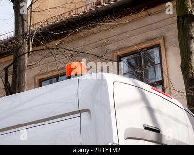 Generischer Rettungswagen mit orangefarbenem Notlicht auf der Oberseite, Signalton-Sirene auf einem Autodach, Nahaufnahme des Objekts, Detail, Nöten Stockfoto