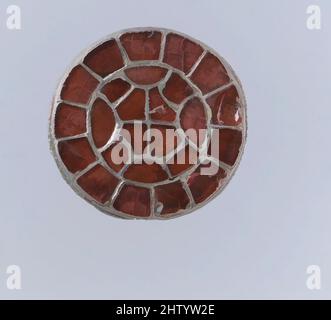 Kunst, inspiriert von Disk Brooch, zweite Hälfte des 6.. Jahrhunderts, fränkisch, vergoldet, Granate mit gemusterten Folienrückständen und Perle, insgesamt: 15/16 x 1/2 Zoll (2,4 x 1,3 cm), Metallarbeiten-Silber, Granate, in der Cloisonné-Technik gearbeitet, prominent in den Luxus-Schmuck der Franken, Classic Works modernisiert von Artotop mit einem Schuss Moderne. Formen, Farbe und Wert, auffällige visuelle Wirkung auf Kunst. Emotionen durch Freiheit von Kunstwerken auf zeitgemäße Weise. Eine zeitlose Botschaft, die eine wild kreative neue Richtung verfolgt. Künstler, die sich dem digitalen Medium zuwenden und die Artotop NFT erschaffen Stockfoto