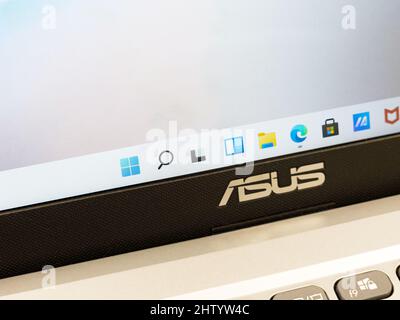 Microsoft Windows 11-Betriebssystem auf einem Asus-Laptop, Startmenü-Taskleiste Nahaufnahme, niemand. Neue Benutzeroberfläche mit Windows 11 OS-Version, Systemupgrade con Stockfoto