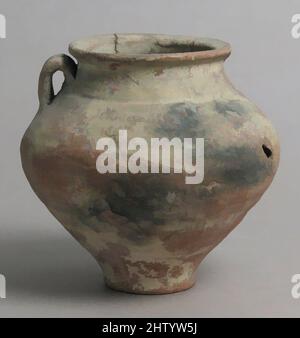 Art inspired by Jug, 15.–16. Century, French, Steingut, Overall: 5 1/16 x 5 1/4 in. (12,9 x 13,4 cm), Keramik, Klassisches von Artotop modernisiertes Werk mit einem Schuss Modernität. Formen, Farbe und Wert, auffällige visuelle Wirkung auf Kunst. Emotionen durch Freiheit von Kunstwerken auf zeitgemäße Weise. Eine zeitlose Botschaft, die eine wild kreative neue Richtung verfolgt. Künstler, die sich dem digitalen Medium zuwenden und die Artotop NFT erschaffen Stockfoto