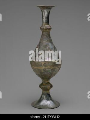 Kunst inspiriert von der Flasche mit der Anbetung der Könige, 500s, byzantinisch, Silber, vergoldet, Insgesamt: 12 3/8 x 3 7/8 Zoll (31,5 x 9,9 cm), Metallwerk-Silber, schreitet der Erzengel Gabriel voran und führt die drei Weisen dramatisch an, die Geschenke für das Christuskind tragen, das in Klassischen Werken sitzt, die von Artotop mit einem Schuss Moderne modernisiert wurden. Formen, Farbe und Wert, auffällige visuelle Wirkung auf Kunst. Emotionen durch Freiheit von Kunstwerken auf zeitgemäße Weise. Eine zeitlose Botschaft, die eine wild kreative neue Richtung verfolgt. Künstler, die sich dem digitalen Medium zuwenden und die Artotop NFT erschaffen Stockfoto