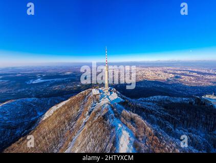 Luftaufnahme des Fernsehturms auf dem Berg Vitosha in Bulgarien Stockfoto