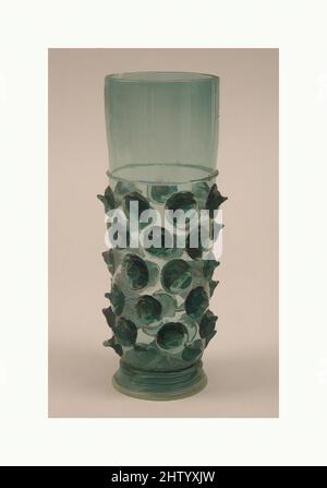 Kunst inspiriert von Becher, Mitte 16. Jahrhundert, Deutsch, Glas, insgesamt: 8 5/8 x 3 7/16 Zoll (21,9 x 8,8 cm), Glasgefäße, Dieses außergewöhnlich hohe, geradlinige Glas, manchmal auch Stangenglas genannt, ist innen ebenso reich verziert wie außen. Es ist ein seltenes Beispiel, Classic Works modernisiert von Artotop mit einem Schuss Moderne. Formen, Farbe und Wert, auffällige visuelle Wirkung auf Kunst. Emotionen durch Freiheit von Kunstwerken auf zeitgemäße Weise. Eine zeitlose Botschaft, die eine wild kreative neue Richtung verfolgt. Künstler, die sich dem digitalen Medium zuwenden und die Artotop NFT erschaffen Stockfoto