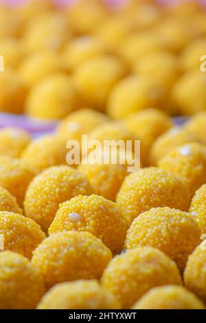 Vertikale Foto von Bundi laddu Dessert während des indischen Festivals gemacht. Es ist ein berühmtes Dessert, das zu besonderen Anlässen in jedem Haus zubereitet wird. Stockfoto