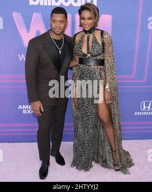 Los Angeles, USA. 02. März 2022. (L-R) Russell Wilson und Ciara treffen am Mittwoch, dem 2. März 2022, bei der Billboard Women in Music 2022 im YouTube Theatre in Inglewood, CA, ein. (Foto: Sthanlee B. Mirador/Sipa USA) Quelle: SIPA USA/Alamy Live News Stockfoto