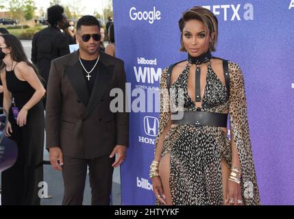 Los Angeles, USA. 02. März 2022. (L-R) Russell Wilson und Ciara treffen am Mittwoch, dem 2. März 2022, bei der Billboard Women in Music 2022 im YouTube Theatre in Inglewood, CA, ein. (Foto: Sthanlee B. Mirador/Sipa USA) Quelle: SIPA USA/Alamy Live News Stockfoto