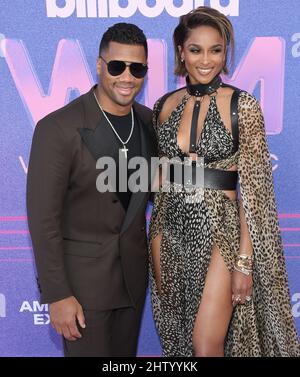 Los Angeles, USA. 02. März 2022. (L-R) Russell Wilson und Ciara treffen am Mittwoch, dem 2. März 2022, bei der Billboard Women in Music 2022 im YouTube Theatre in Inglewood, CA, ein. (Foto: Sthanlee B. Mirador/Sipa USA) Quelle: SIPA USA/Alamy Live News Stockfoto