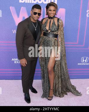 Los Angeles, USA. 02. März 2022. (L-R) Russell Wilson und Ciara treffen am Mittwoch, dem 2. März 2022, bei der Billboard Women in Music 2022 im YouTube Theatre in Inglewood, CA, ein. (Foto: Sthanlee B. Mirador/Sipa USA) Quelle: SIPA USA/Alamy Live News Stockfoto