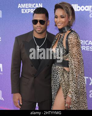 Los Angeles, USA. 02. März 2022. (L-R) Russell Wilson und Ciara treffen am Mittwoch, dem 2. März 2022, bei der Billboard Women in Music 2022 im YouTube Theatre in Inglewood, CA, ein. (Foto: Sthanlee B. Mirador/Sipa USA) Quelle: SIPA USA/Alamy Live News Stockfoto