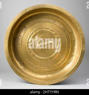 Art inspired by Dish, Anfang 16. Jahrhundert, Deutsch, Messing, Durchm.: 15 1/8 Zoll (38,4 cm), Metallarbeiten-Messing, Klassisches Werk, modernisiert von Artotop mit einem Schuss Moderne. Formen, Farbe und Wert, auffällige visuelle Wirkung auf Kunst. Emotionen durch Freiheit von Kunstwerken auf zeitgemäße Weise. Eine zeitlose Botschaft, die eine wild kreative neue Richtung verfolgt. Künstler, die sich dem digitalen Medium zuwenden und die Artotop NFT erschaffen Stockfoto