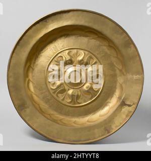 Art inspired by Dish, Anfang 16. Jahrhundert, Deutsch, Messing, Durchm.: 14 7/8 Zoll (37,8 cm), Metallarbeiten-Messing, Klassisches Werk, modernisiert von Artotop mit einem Schuss Moderne. Formen, Farbe und Wert, auffällige visuelle Wirkung auf Kunst. Emotionen durch Freiheit von Kunstwerken auf zeitgemäße Weise. Eine zeitlose Botschaft, die eine wild kreative neue Richtung verfolgt. Künstler, die sich dem digitalen Medium zuwenden und die Artotop NFT erschaffen Stockfoto