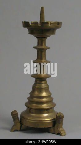 Kunst inspiriert von Candlestick, Pricket, 15. Century, Südniederländisch, Messing, Insgesamt: 15 5/16 x 6 5/16 Zoll (38,9 x 16,1 cm), Metallarbeiten-Messing, Klassisches Werk von Artotop mit einem Schuss Modernität modernisiert. Formen, Farbe und Wert, auffällige visuelle Wirkung auf Kunst. Emotionen durch Freiheit von Kunstwerken auf zeitgemäße Weise. Eine zeitlose Botschaft, die eine wild kreative neue Richtung verfolgt. Künstler, die sich dem digitalen Medium zuwenden und die Artotop NFT erschaffen Stockfoto