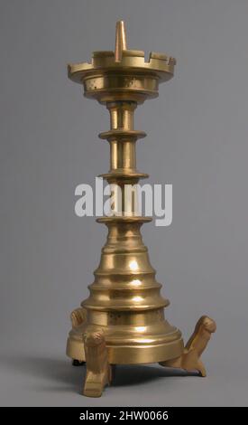 Kunst inspiriert von Candlestick, Pricket, 15. Century, Südniederländisch, Messing, Insgesamt: 15 1/2 x 6 5/16 Zoll (39,4 x 16 cm), Metallarbeiten-Messing, Klassisches Werk von Artotop mit einem Schuss Modernität modernisiert. Formen, Farbe und Wert, auffällige visuelle Wirkung auf Kunst. Emotionen durch Freiheit von Kunstwerken auf zeitgemäße Weise. Eine zeitlose Botschaft, die eine wild kreative neue Richtung verfolgt. Künstler, die sich dem digitalen Medium zuwenden und die Artotop NFT erschaffen Stockfoto