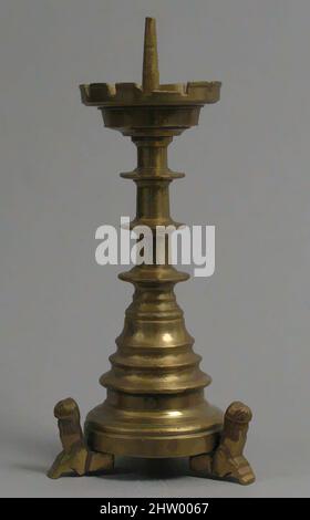 Kunst inspiriert von Candlestick, Pricket, 15. Century, Südniederländisch, Messing, Insgesamt: 15 3/4 x 6 7/16 Zoll (40 x 16,4 cm), Metallarbeiten-Messing, Klassisches Werk von Artotop mit einem Schuss Modernität modernisiert. Formen, Farbe und Wert, auffällige visuelle Wirkung auf Kunst. Emotionen durch Freiheit von Kunstwerken auf zeitgemäße Weise. Eine zeitlose Botschaft, die eine wild kreative neue Richtung verfolgt. Künstler, die sich dem digitalen Medium zuwenden und die Artotop NFT erschaffen Stockfoto