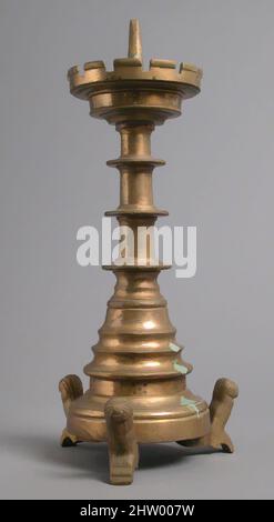 Kunst inspiriert von Candlestick, Pricket, 15. Century, Südniederländisch, Messing, Insgesamt: 15 5/8 x 6 5/16 Zoll (39,7 x 16 cm), Metallarbeiten-Messing, Klassisches Werk von Artotop mit einem Schuss Modernität modernisiert. Formen, Farbe und Wert, auffällige visuelle Wirkung auf Kunst. Emotionen durch Freiheit von Kunstwerken auf zeitgemäße Weise. Eine zeitlose Botschaft, die eine wild kreative neue Richtung verfolgt. Künstler, die sich dem digitalen Medium zuwenden und die Artotop NFT erschaffen Stockfoto