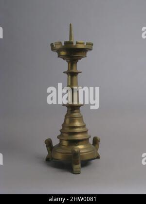 Kunst inspiriert von Candlestick, Pricket, 15. Century, Südniederländisch, Messing, Insgesamt: 16 x 7 1/4 Zoll (40,6 x 18,4 cm), Metallarbeiten-Messing, Klassisches Werk von Artotop mit einem Schuss Modernität modernisiert. Formen, Farbe und Wert, auffällige visuelle Wirkung auf Kunst. Emotionen durch Freiheit von Kunstwerken auf zeitgemäße Weise. Eine zeitlose Botschaft, die eine wild kreative neue Richtung verfolgt. Künstler, die sich dem digitalen Medium zuwenden und die Artotop NFT erschaffen Stockfoto