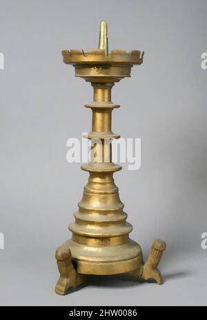 Kunst inspiriert von Candlestick, Pricket, 15. Century, Südniederländisch, Messing, Insgesamt: Ht. 15 1/2 Zoll (39,4 cm), Metallarbeiten-Messing, Klassisches Werk, modernisiert von Artotop mit einem Schuss Moderne. Formen, Farbe und Wert, auffällige visuelle Wirkung auf Kunst. Emotionen durch Freiheit von Kunstwerken auf zeitgemäße Weise. Eine zeitlose Botschaft, die eine wild kreative neue Richtung verfolgt. Künstler, die sich dem digitalen Medium zuwenden und die Artotop NFT erschaffen Stockfoto