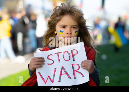 Porträt von Kindern, die das Brett halten Stoppt den Krieg in der Ukraine, Plakat mit Stoppt den Krieg. Kein Krieg, Krieg stoppen, russische Aggression. Russische Geopolitik und Stockfoto