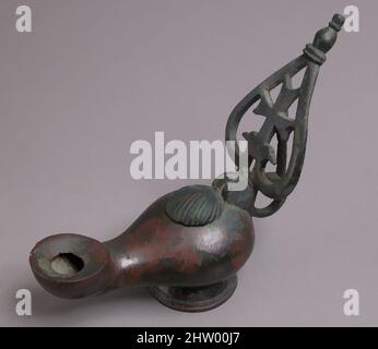 Art Inspired by Lamp, 6. Century, Byzantine, Bronze, nur Lampe: 7 1/4 x 7 x 3 1/16 Zoll (18,4 x 17,8 x 7,8 cm), Metallarbeiten-Bronze, Klassisches Werk, modernisiert von Artotop mit einem Schuss Moderne. Formen, Farbe und Wert, auffällige visuelle Wirkung auf Kunst. Emotionen durch Freiheit von Kunstwerken auf zeitgemäße Weise. Eine zeitlose Botschaft, die eine wild kreative neue Richtung verfolgt. Künstler, die sich dem digitalen Medium zuwenden und die Artotop NFT erschaffen Stockfoto