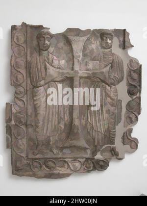 Kunst inspiriert von Gedenktafel mit zwei Heiligen, 6. Jahrhundert, in syrischer, antiochenischer, byzantinischer, Silber, Paket vergoldet, insgesamt: 10 1/16 x 8 11/16 x 1/2 Zoll (25,5 x 22 x 1,3 cm), Metallwerk-Silber, stehen die beiden Heiligen mit Büchern und einem großen Kreuz dazwischen. Die Jugendliche Figur, Classic Works modernisiert von Artotop mit einem Schuss Modernität. Formen, Farbe und Wert, auffällige visuelle Wirkung auf Kunst. Emotionen durch Freiheit von Kunstwerken auf zeitgemäße Weise. Eine zeitlose Botschaft, die eine wild kreative neue Richtung verfolgt. Künstler, die sich dem digitalen Medium zuwenden und die Artotop NFT erschaffen Stockfoto