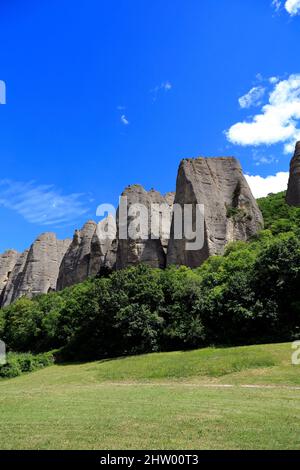 Geologische Formation bekannt als die Büßer von Mees im Dorf. Alpes-de-Haute-Provence, Frankreich Stockfoto