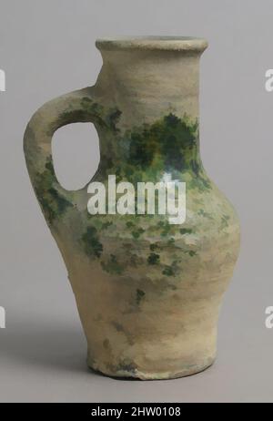 Kunst inspiriert von Jug, 13.–15. Jahrhundert, britisch, Steingut, glasiert, Insgesamt: 6 3/8 x 4 1/8 x 3 7/16 Zoll (16,2 x 10,5 x 8,8 cm), Keramik, Klassisches von Artotop modernisiertes Werk mit einem Schuss Modernität. Formen, Farbe und Wert, auffällige visuelle Wirkung auf Kunst. Emotionen durch Freiheit von Kunstwerken auf zeitgemäße Weise. Eine zeitlose Botschaft, die eine wild kreative neue Richtung verfolgt. Künstler, die sich dem digitalen Medium zuwenden und die Artotop NFT erschaffen Stockfoto