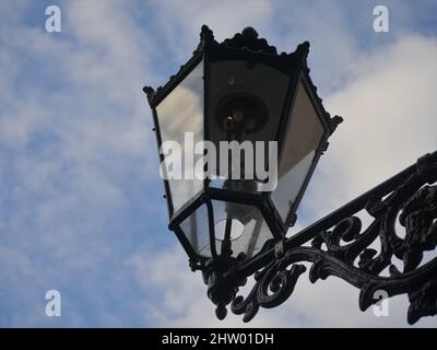 Alte Gaslaternen in Kaiserswerth Deutschland gut gepflegt und immer noch genutzt, wolkiger Himmel Stockfoto