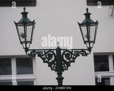 Alte Gaslaternen in Kaiserswerth Deutschland gut gepflegt und immer noch genutzt, ein hohes Fenster Stockfoto