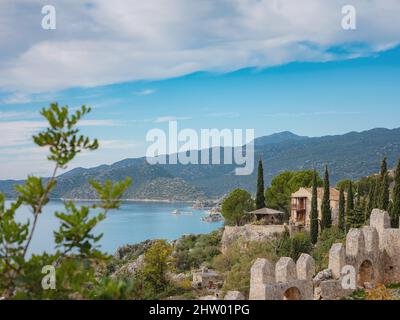 Reise-und touristische Attraktionen auf Kekova Insel, Türkei. Schöne Aussicht auf die Küste von Kalekoy Village, Demre, Blick mit Boot und Inseln im Meer Stockfoto