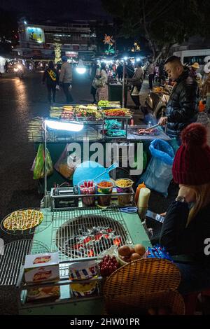 DALAT, LAM DONG, VIETNAM - 05. Dezember 2019: Südostasiatischer Straßenmarkt vor dem Ausbruch der Covid-19-Pandemie. Stockfoto