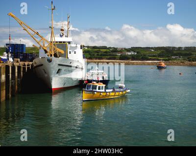 Die MV Scillonian III vertäut am Hafen von St. Mary, Isles of Scilly. Stockfoto