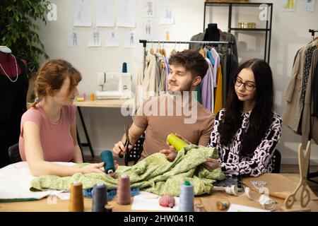 Die Arbeit von Modedesignern und Schneidern im Laden. Modedesigner arbeiten in ihrem Studio Stockfoto