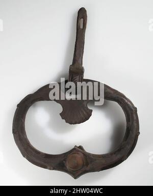 Kunst inspiriert von Door Knocker, 15.–16. Jahrhundert, europäisch, Eisen, insgesamt: 9 x 7 3/4 Zoll (22,9 x 19,7 cm), Metallarbeiten-Eisen, Klassisches Werk, modernisiert von Artotop mit einem Schuss Moderne. Formen, Farbe und Wert, auffällige visuelle Wirkung auf Kunst. Emotionen durch Freiheit von Kunstwerken auf zeitgemäße Weise. Eine zeitlose Botschaft, die eine wild kreative neue Richtung verfolgt. Künstler, die sich dem digitalen Medium zuwenden und die Artotop NFT erschaffen Stockfoto