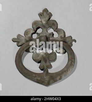 Art Inspired by Door Knocker, 15.–16. Century, European, Iron, Overall (a.): 2 1/2 x 2 7/8 Zoll (6,4 x 7,3 cm), Metallarbeiten-Eisen, Klassisches Werk, modernisiert von Artotop mit einem Schuss Moderne. Formen, Farbe und Wert, auffällige visuelle Wirkung auf Kunst. Emotionen durch Freiheit von Kunstwerken auf zeitgemäße Weise. Eine zeitlose Botschaft, die eine wild kreative neue Richtung verfolgt. Künstler, die sich dem digitalen Medium zuwenden und die Artotop NFT erschaffen Stockfoto