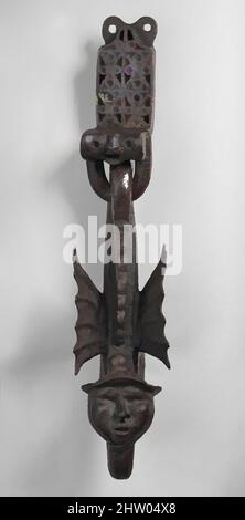 Kunst inspiriert von Door Knocker, 15.–16. Jahrhundert, europäisch, Eisen, insgesamt: 3 1/8 x 16 Zoll (7,9 x 40,6 cm), Metallarbeiten-Eisen, Klassisches Werk, modernisiert von Artotop mit einem Schuss Moderne. Formen, Farbe und Wert, auffällige visuelle Wirkung auf Kunst. Emotionen durch Freiheit von Kunstwerken auf zeitgemäße Weise. Eine zeitlose Botschaft, die eine wild kreative neue Richtung verfolgt. Künstler, die sich dem digitalen Medium zuwenden und die Artotop NFT erschaffen Stockfoto