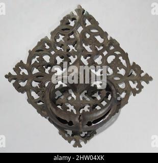 Art Inspired by Door Knocker, 15.–16. Century, European, Iron, Overall (a.): 3 x 4 5/8 Zoll (7,6 x 11,7 cm), Metallarbeiten-Eisen, Klassisches Werk, modernisiert von Artotop mit einem Schuss Moderne. Formen, Farbe und Wert, auffällige visuelle Wirkung auf Kunst. Emotionen durch Freiheit von Kunstwerken auf zeitgemäße Weise. Eine zeitlose Botschaft, die eine wild kreative neue Richtung verfolgt. Künstler, die sich dem digitalen Medium zuwenden und die Artotop NFT erschaffen Stockfoto