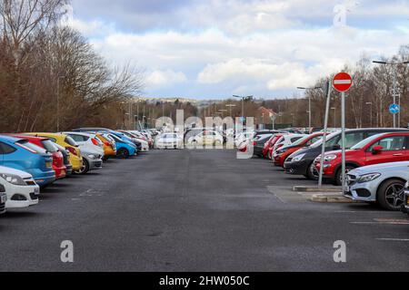 Parkplatz voller Autos am Wrexham Maelor Krankenhaus in Wrexham Stockfoto