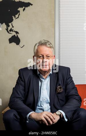 Berlin, Deutschland. 02. März 2022. Peter Limbourg, Generaldirektor der Deutschen Welle (DW), bei einem exklusiven Porträttermin im Berliner Büro der Deutschen Welle. Quelle: Carsten Koall/dpa/Alamy Live News Stockfoto