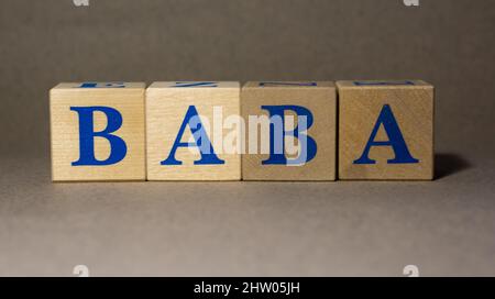 19. Januar 2022. New York, USA. Tausch-Ticker-Symbol der Firma Alibaba Group BABA, aus Holzwürfeln, auf grauem Hintergrund. Stockfoto