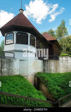 Altes ländliches Wasserkraftwerk, eines der ersten ländlichen Wasserkraftwerke in der UdSSR. Yaropolets, Region Moskau, Russland Stockfoto