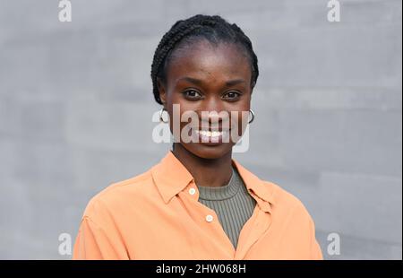 Berlin, Deutschland. 23.. Februar 2022. Schauspielerin Lorna Ishema bei einem Fotoshooting. Sie spielt in den sechsteiligen ZDF-Miniserien 'der Überfall'. Der Starttermin ist der 4. März um 9:15 Uhr, bevor die zweite Episode einen Tag später (Samstag, 5. März) um 9:45 Uhr im Voraus folgt, werden die Episoden der Miniserien ab Freitag, 25. Februar, in der ZDFmediathek verfügbar sein. (An dpa: 'Lorna Ishema hat mit Polizisten für den Krimi 'der Überfall' ausgebildet') Quelle: Jens Kalaene/dpa-Zentralbild/dpa/Alamy Live News Stockfoto