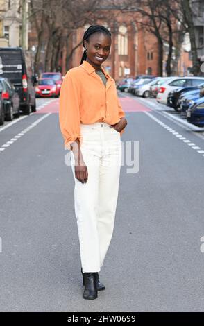 Berlin, Deutschland. 23.. Februar 2022. Schauspielerin Lorna Ishema bei einem Fotoshooting. Sie spielt in den sechsteiligen ZDF-Miniserien 'der Überfall'. Der Starttermin ist der 4. März um 9:15 Uhr, bevor die zweite Episode einen Tag später (Samstag, 5. März) um 9:45 Uhr im Voraus folgt, werden die Episoden der Miniserien ab Freitag, 25. Februar, in der ZDFmediathek verfügbar sein. (An dpa: 'Lorna Ishema hat mit Polizisten für den Krimi 'der Überfall' ausgebildet') Quelle: Jens Kalaene/dpa-Zentralbild/dpa/Alamy Live News Stockfoto