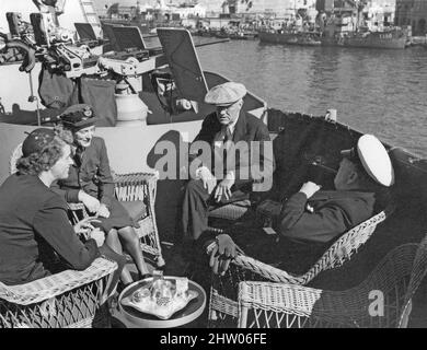 WINSTON CHURCHILL spricht mit Franklin D. Roosevelt an Bord der USS Quincy im Hafen von Malta vor der Jalta-Konferenz im Februar 1945. Links ist Churchills Tochter Sarah neben Roosevelts Tochter Anna Boettiger Stockfoto