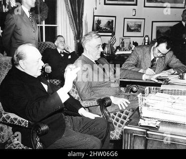 WINSTON CHURCHILL und Franklin D. Roosevelt halten im Januar 1942 eine Pressekonferenz im Oval Office des Weißen Hauses ab. US-Pressesekretär Stephen saß früh im Hintergrund. Diese erste Washington-Konferenz wurde Code namens Arcadia Stockfoto