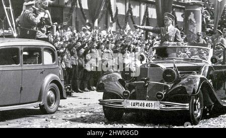 ADOLF HITLER (1889-1945) gab im Juli 1940 nach seinem Besuch im deutsch besetzten Paris den Nazi-Gruß seines Mercedes-Benz in Berlin. Beachten Sie den Kameramann auf der linken Seite. Stockfoto