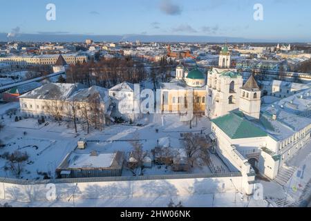 Altes Spaso-Preobraschensky-Kloster im Stadtbild an einem Januartag (Aufnahme von einem Quadcopter). Jaroslawl, Goldener Ring Russlands Stockfoto