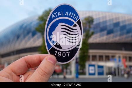 12. September 2021, Bergamo, Italien. Das Emblem des Fußballvereins Atalanta B.C. vor der Kulisse eines modernen Stadions. Stockfoto