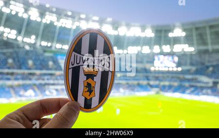 30. August 2021, Turin, Italien. Das Emblem des Fußballvereins Juventus auf dem Hintergrund des modernen Stadions. Stockfoto