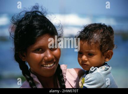 Sri Lanka. Galle. Einheimische Frau mit Kind. Stockfoto